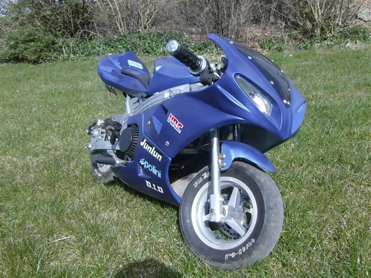 Yamaha Jog FS - En lille pocketbike er der også plads til i maskinhuset.. :) billede 3