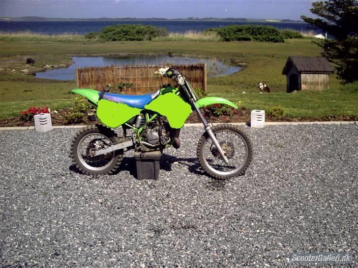 Kawasaki Kx 80 (BYTTET) - Et rigtigt dårligt eksempel på hvordan den ser ud nu, men uden klister mærker :) billede 7