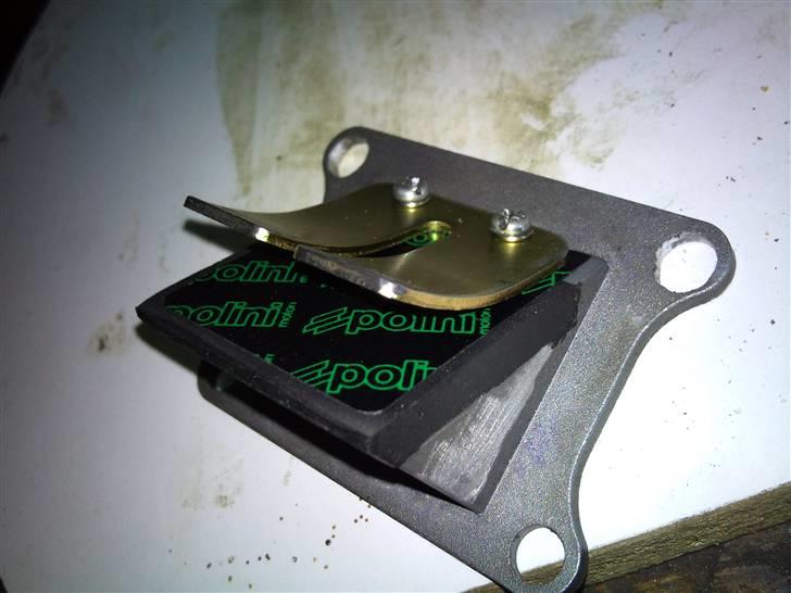 Puch Maxi K E50 'Lightnessen' - midtervæg i membran fjernet og lavet en stor plade i carbon fra polini . 0,35 mm billede 17