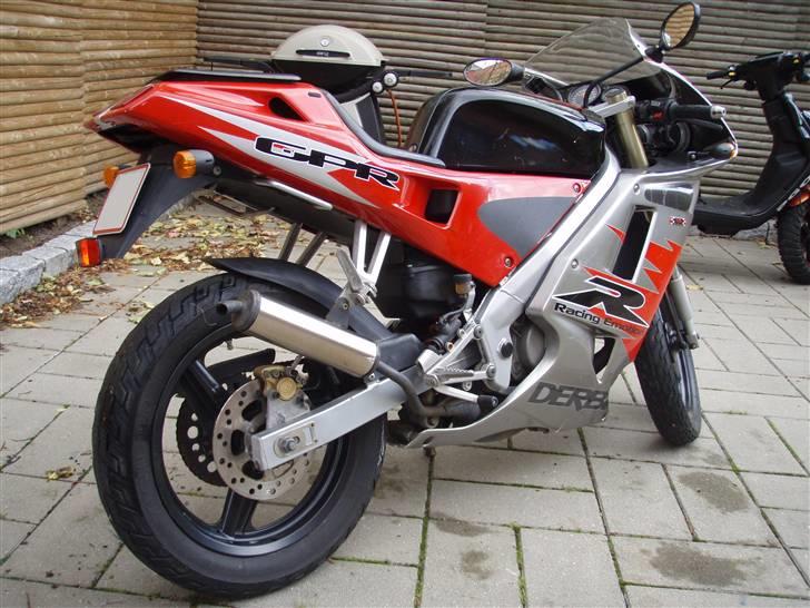 Derbi GPR 50 R - Skråt Bagfra højre billede 10