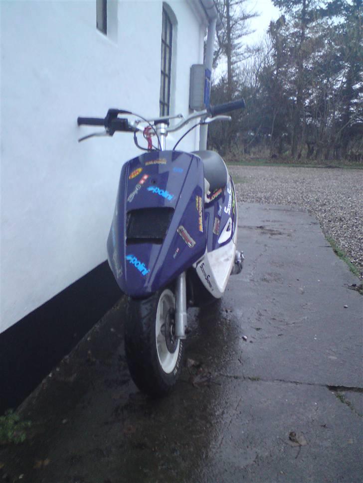 Yamaha jog FS PR Byttet - Kølerslanger & ledningerne kabler osv bliver lagt i skjoldene når jeg gider, ja det er grimt. billede 1