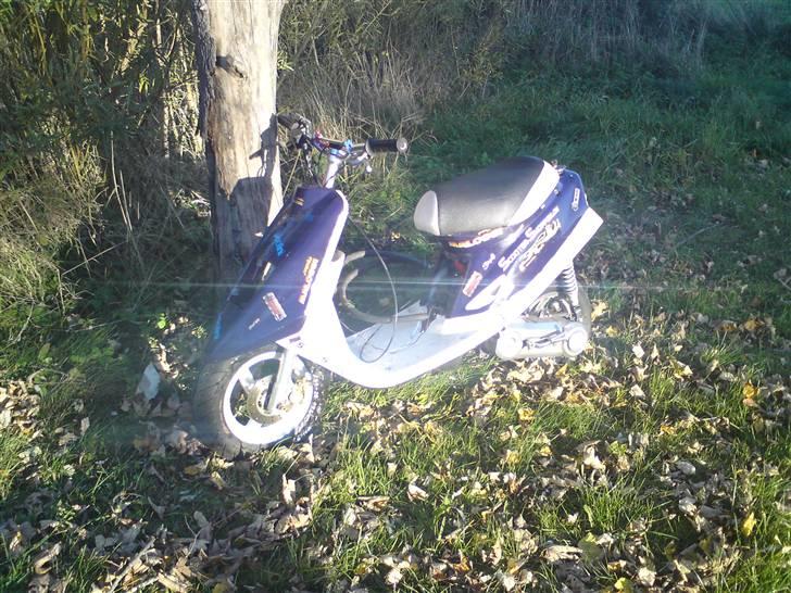 Yamaha jog FS PR Byttet - Kølerslanger & ledningerne kabler osv bliver lagt i skjoldene når jeg gider, ja det er grimt. billede 4