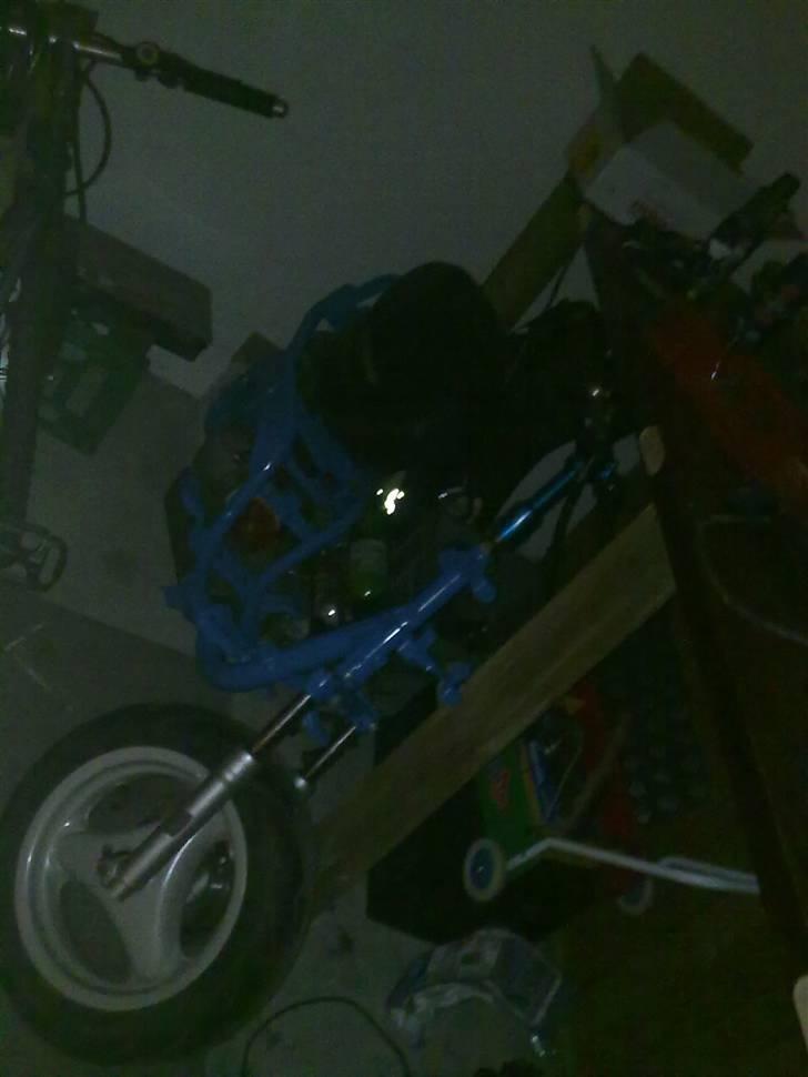 Yamaha Jog AS - Bane (Stjålet) - Barne trillebøren blir brugt til at bære øl :D "fundet" i den lokale børnehave, nakket af nogen der var til fest hos mig, så næste dag stod den i mit køkken :D billede 9