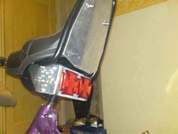 Puch Maxi p - Bagplade på sædet og lygte holderen skal males samme farve som stel. billede 14