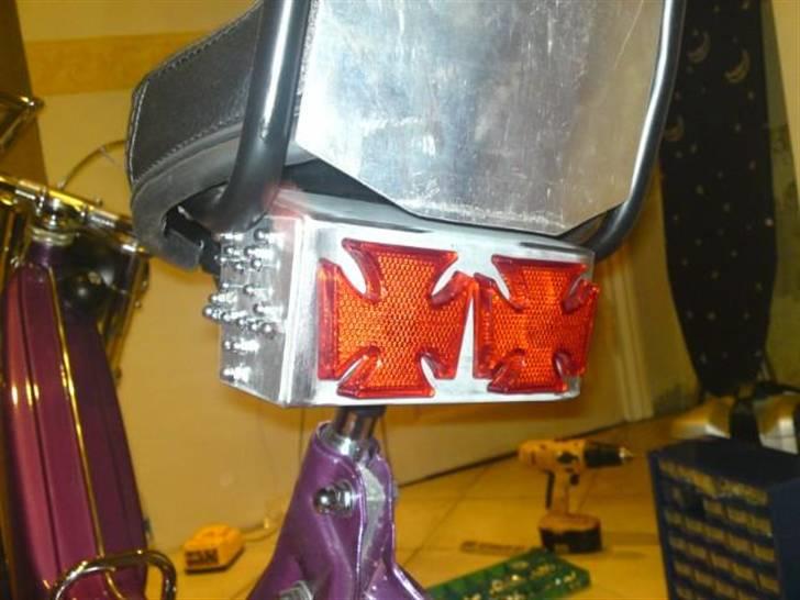 Puch Maxi p - Bagplade på sædet og lygte holderen skal males samme farve som stel. billede 15