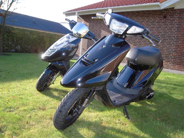 Yamaha Jog FS  - taget i dag d. 30-10-09  -   Det er kun dug som er bag glasset på sonic´en ;)  billede 10