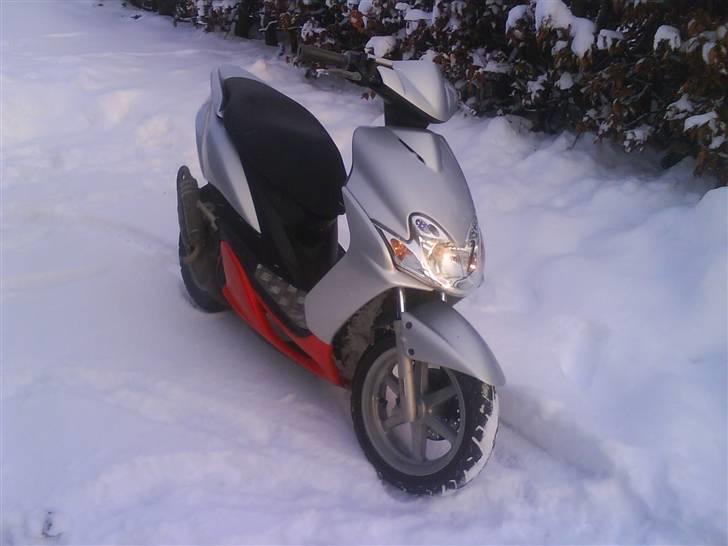 Yamaha Jog R - syntes også lige man skulle have et billed hvor den står i sneen :) billede 1