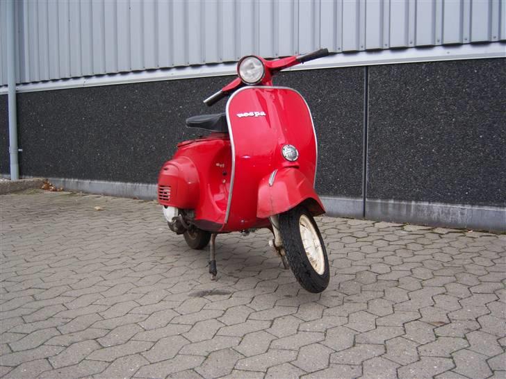 Vespa 50/R - 31/10 2009 billedet er taget lige inden vespaen skulle ud og køre for første gang i gud ved hvor langt tid... billede 1