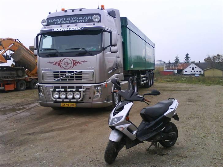 Peugeot Speedfight lc  SOLGT - min speedfight og min far,s lastbil  billede 2