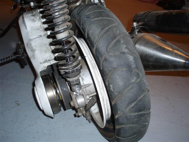 Aprilia Sonic (Fundet igen) - Billed af det punkterede baghjul billede 5