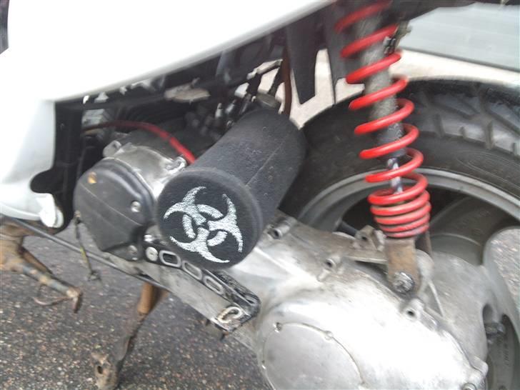 Piaggio NRG SÆLGES 4000,- KONTANT - Her ses med luftfilter, og måske kan den nye kabu også lige skimmes :) billede 11