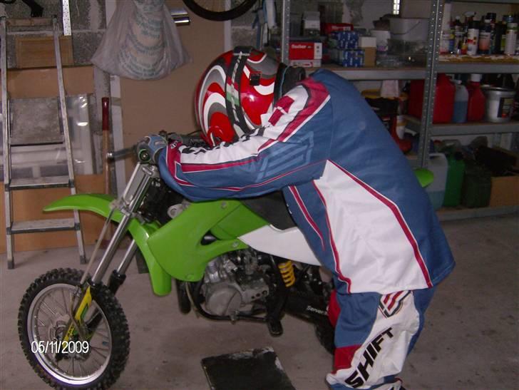 Kawasaki kx65 "Bambus Raketten" - første prøvetur efter mit styrt på systofte cross bane billede 9