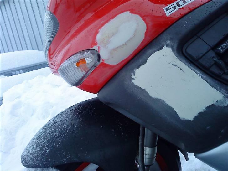Gilera Runner SP 50 DD "SOLGT" - Som den står nu, 18/12/09 Har forsøgt så vidt som mulig at tage billeder af alt kosmetisk (ridserne på skjoldene) (Spartlet, klar til maling) grundet salget. billede 13