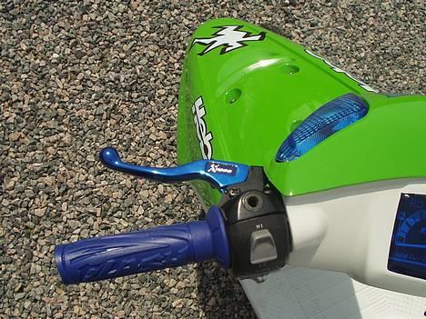 Yamaha Jog FS Kawa - Solgt - Nice? Flash håndtag, Koso greb, blåt speedoglas osv. billede 6