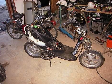 Yamaha Jog R Solgt - Det er min maxi i baggrunden.. :D billede 12