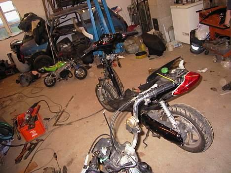 Yamaha Jog R Solgt - Det her billeder er fra da jeg var ved at samle den igen..:) billede 13