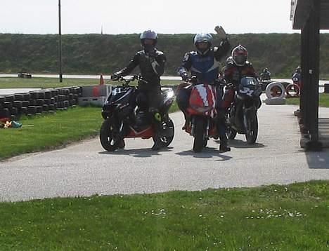 Aprilia sr 50 - # 41 er mig selv !   og den anden scooter tosse er min ven og konkurrent Niclas Blådal billede 5