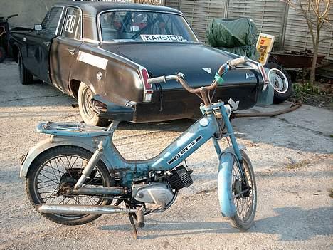 Tomos GT-2 (Automatgear) - Tjek nummerpladen i bagruden på min 64er Plymoth VALIANT (SOM OGSÅ ER PÅ BILGALLERI) billede 2