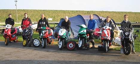 Aprilia sr 50 - Her er vi så alle sammen! fra venstre. Velo, Lehmann, Tonny, Henrik, Mogens, Niclas også mig.! billede 6