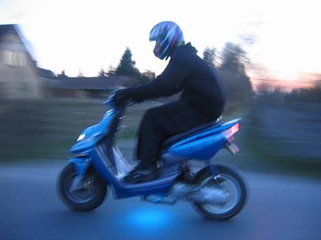 Yamaha Bws NG -The  Blue Devil-  - Så er der smæk for skillingen!    Foto: Thomas Striegler. billede 20