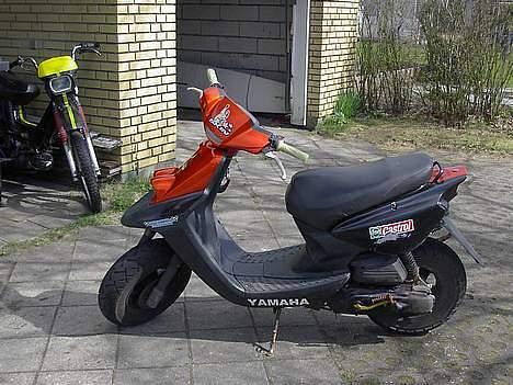 Yamaha Bws  LC solgt - Skjoldet er lappet sammen og der er ingen overgang i plasten billede 2