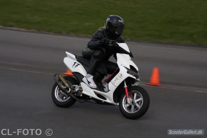 Yamaha Jogrr DMU #77 Til salg - Hey mikkel vidste du godt dit gamle dæk vender forkert :P billede 4