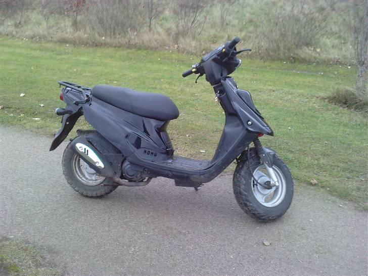 PGO Hot 50 - sådan ser den ud nu, smadret skjoldet ved tanken pga en cykel blev væltet ind i den :@ billede 12