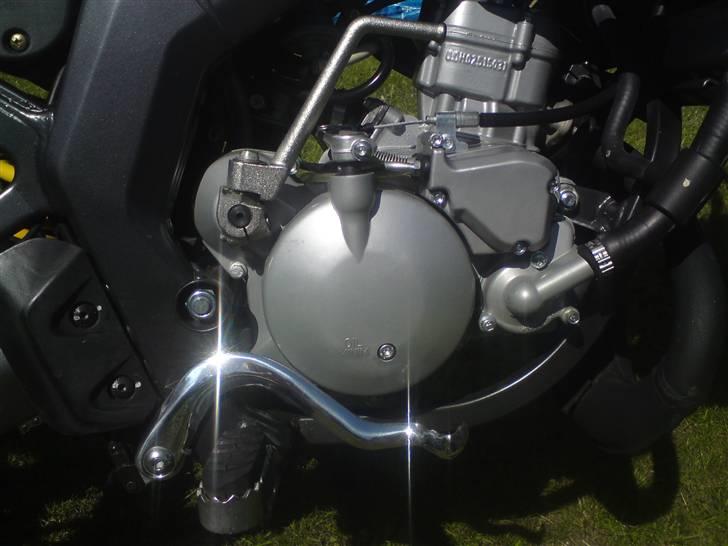 Derbi Senda Xtreme SM LC-ÐÐ SOLGT - kræftværket :D (helt clean motor. (: se min poleret bremsepedal det tog ca 6-7 timer at få den til at se sådan ud nu er det bare kickstarterens tur og derefter bliver koblingsarmen også :D  billede 12