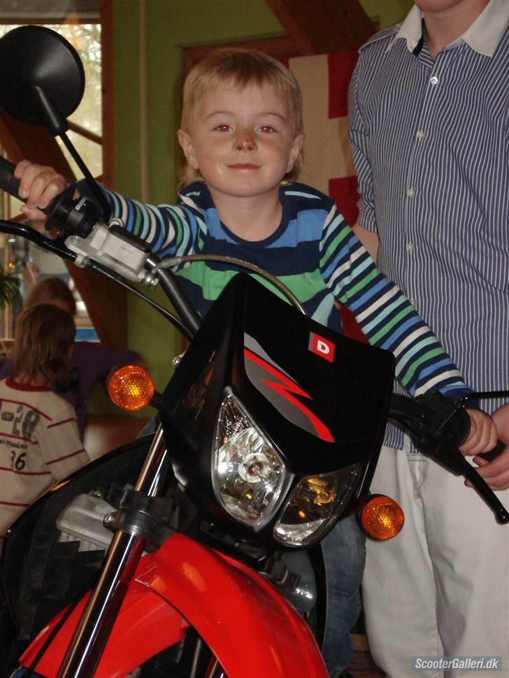 Derbi Senda Xtreme SM LC-ÐÐ SOLGT - Min fætter skulle lige prøve at sidde på den han var MEGET forsigtig skal det siges bare dejligt (men smile til farmor det kunne han sku godt) :D billede 19