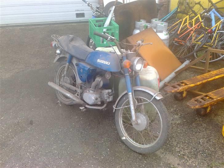 Suzuki K50 4-gear. Solgt - Sådan fandt jeg den, flad og med et gammelt sædebetræk der kun var sat halvt på som jeg tog af igen. billede 14