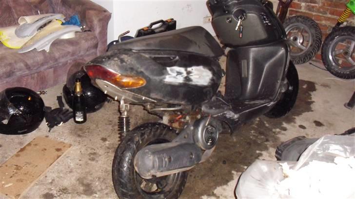 Aprilia Sonic  - Igang med spartle ridser væk skjoldene :)  billede 1