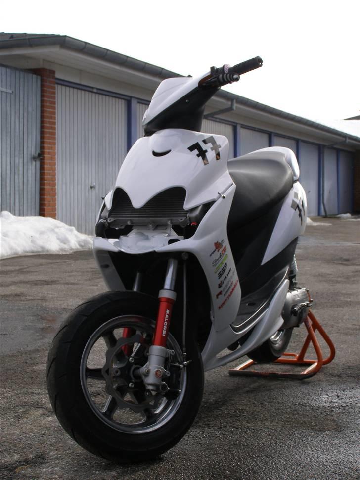 Yamaha Jogrr DMU #77 Til salg - min nye hjelm :ii billede 9