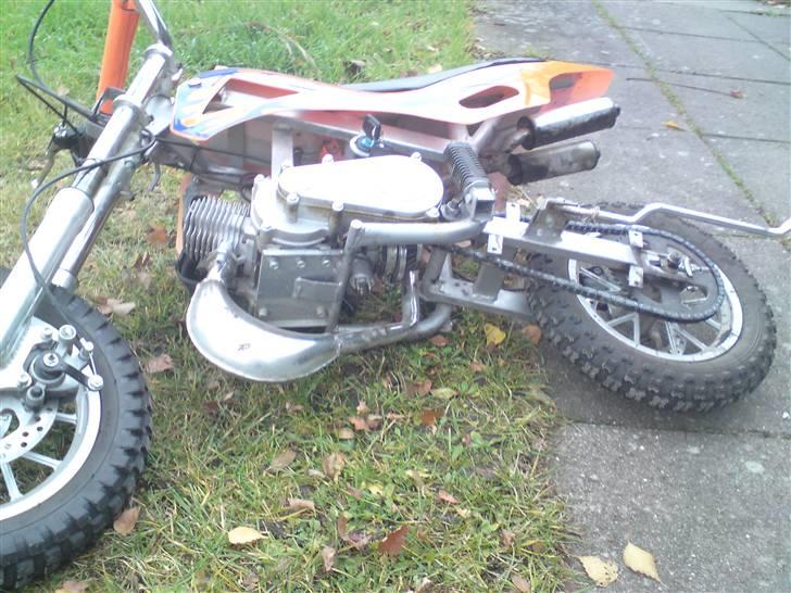 MiniBike PocketBike - Venstre side af motor nedefra. billede 8