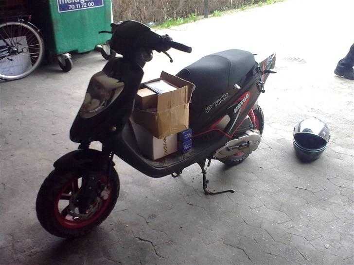 PGO Hot n'red - det røde bånd kommer osse på foran, så snart der kommer nye org sortmetallic skjolde ;) billede 2