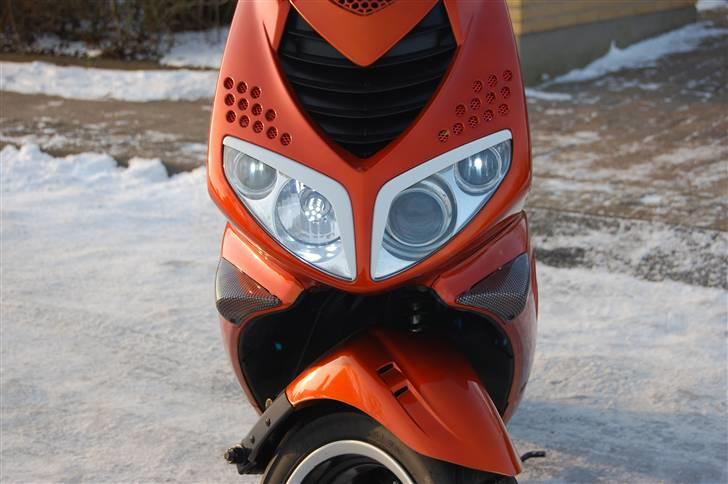 Peugeot SpeedFight 2 SOLGT - Med lys på, det er ikke så nemt at se de er tændt, men det er de:D billede 16
