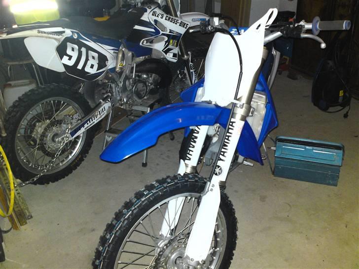 Yamaha Yz 125 - Min storebrors i baggrunden, jeg kommer til at kører med 917 ;D billede 2