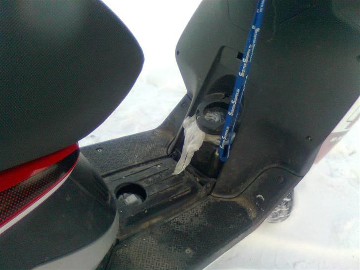 Piaggio NRG Power DT ™ Byttet - ja når man ikke sætter tank dæksel ordenliigt fast falder det sku af s; billede 12