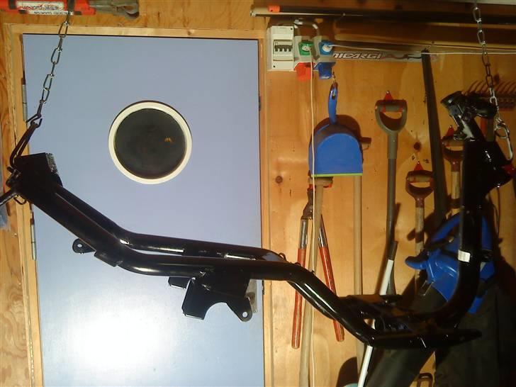 Aprilia Sonic HPR Solgt - her er stellet lige blevet malet blank sort, såden står det stadig :D billede 3