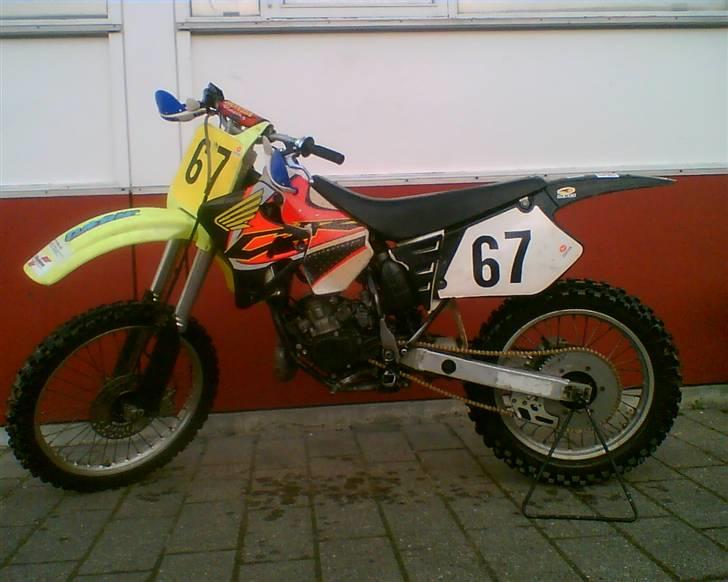 Honda CR 125 R med 85ccm motor - lidt for sjov, fanst et gammel neongul forskærms sæt :) det skulle da lige på :) billede 20