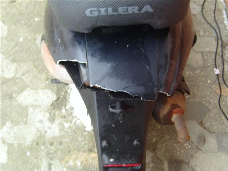 Gilera stalker smadret - efter min fætter røg bagover .. så skulle der jo nye skjolde og blinklys til :) billede 9