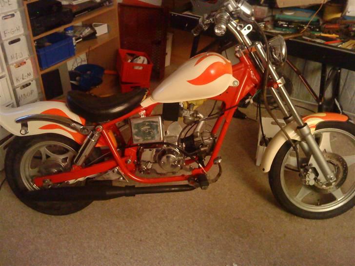 Kinroad Chopper - Lidt afstand, selvfølgelig står den da i stuen, det jo kunst :) billede 1