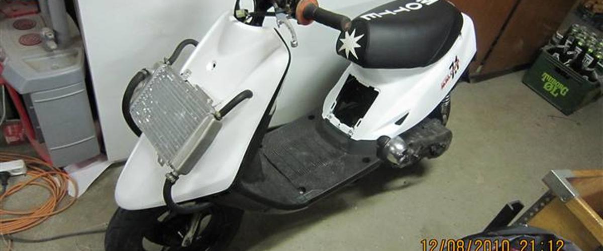 elevation Personlig kølig Yamaha Jog as vandkølet - - Den går på hjulet lige så s...