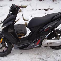 Yamaha jog r/ det sorte LYN....