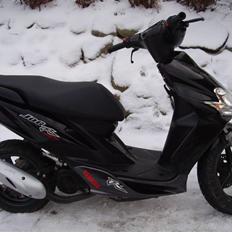 Yamaha jog r/ det sorte LYN....