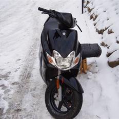 Yamaha jog r/ det sorte LYN....