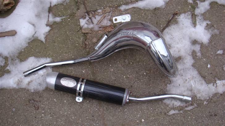Suzuki RMX - Har denne fine udstødning til at ligge. Har ikk noget at bruge den til mer der for sælger jeg så hvis der er nogen der er intreseret så skriv endelig. ps. den har kun været brugt få gange da det var et lille fejl køb. billede 10