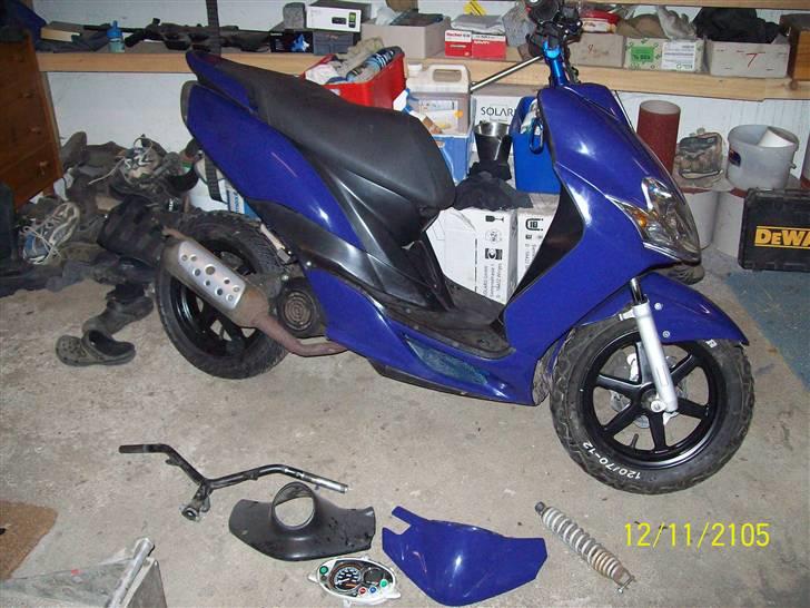 Yamaha jog r   byttet til smt - ting som liger på gulvet kan ind gå i en bytte/salgs anonce   +  flere dele billede 9