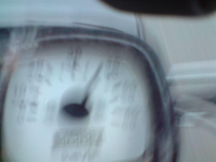 Suzuki FZ50 solgt - det ikke rigtigt til at se fordi det er rystet så meget, men render 42 på dette billed :D billede 12