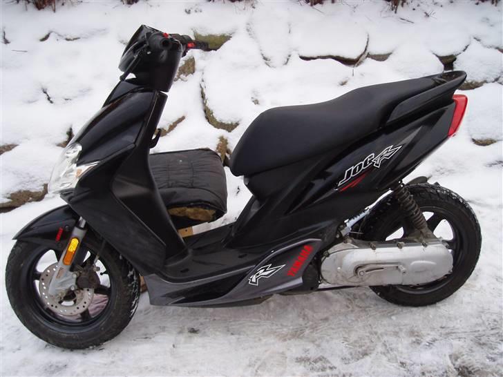 Yamaha jog r/ det sorte LYN.... billede 1