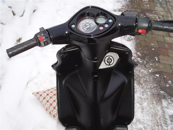 Yamaha jog r/ det sorte LYN.... billede 6